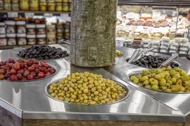 Süpermarket zeytin reyonu. Piyasada yeşil ve siyah zeytin.