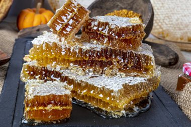 Sihirli bal peteği yakın çekim, bal toplama, bal toplama. Organik bal peteği (Türk Karakovan Balı) İstanbul, Türkiye.