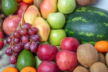 Markette her çeşit meyve satan dükkanlar var: mandalinalar, nar, portakal, elma, armut, üzüm, mango,... raflarda dizilmiş hepsi çekici ve göz alıcı görünüyor..