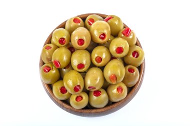 Kırmızı biberle doldurulmuş yeşil zeytin. Beyaz arka planda kırmızı biberli yeşil zeytin standı. Delicatessen - Kahvaltı konsepti.