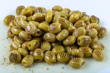 Izgara yeşil zeytin ve beyaz zemin üzerinde bir zeytin dalı.