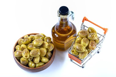 Izgara yeşil zeytin ve beyaz zemin üzerinde bir zeytin dalı.