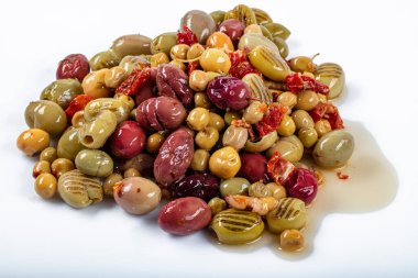 Siyah zeytin, pancar, kırmızı biberle doldurulmuş yeşil zeytin, ızgara zeytin, beyaz zemin üzerinde çizilmiş yeşil zeytin standı..