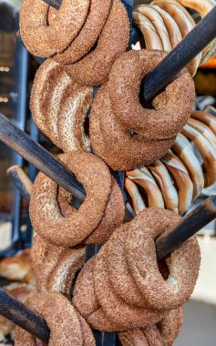 Türk Simit 'i susamlı, geleneksel Türkiye çöreğiyle. Seçici odak