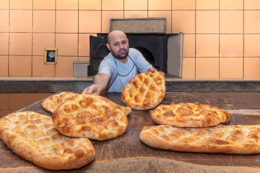  Türk pide ekmeği yapan bir fırıncı. Fırın, Türk pide ekmeği. Fırından taze Türk pidesi ekmeği alıyor. Türk Ramazan Pita üretim süreci.