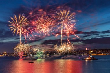 Maiden 's Tower' da havai fişekler. Türkiye Cumhuriyeti Yıldönümü, Salacak Uskudar İstanbul 'da havai fişekler