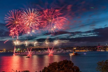 Maiden 's Tower' da havai fişekler. Türkiye Cumhuriyeti Yıldönümü, Salacak Uskudar İstanbul 'da havai fişekler
