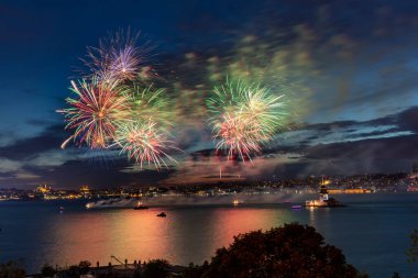 Maiden 's Tower' da havai fişekler. Türkiye Cumhuriyeti Yıldönümü, Salacak Uskudar İstanbul 'da havai fişekler