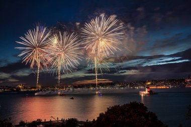 Maiden 's Tower' da havai fişekler. Türkiye Cumhuriyeti Yıldönümü, Salacak Uskudar İstanbul 'da havai fişekler