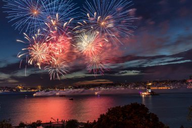 Maiden 's Tower' da havai fişekler. Türkiye Cumhuriyeti Yıldönümü, Salacak Uskudar İstanbul 'da havai fişekler