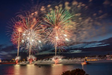 Maiden 's Tower' da havai fişekler. Türkiye Cumhuriyeti Yıldönümü, Salacak Uskudar İstanbul 'da havai fişekler