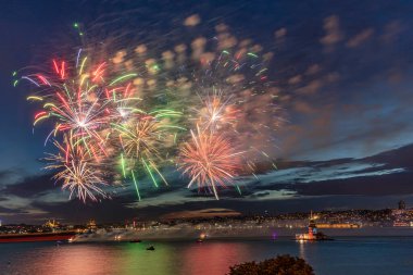 Maiden 's Tower' da havai fişekler. Türkiye Cumhuriyeti Yıldönümü, Salacak Uskudar İstanbul 'da havai fişekler