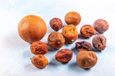 Kurutulmuş turuncu limonlar mavi renkli ahşap arka planda izole edilmiş. Bitki çayı için kuru portakal..