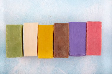 Farklı türde el yapımı sabunlar. Sıfırdan birkaç çeşit doğal sabun. El işi.