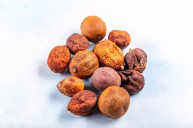 Kurutulmuş turuncu limonlar mavi renkli ahşap arka planda izole edilmiş. Bitki çayı için kuru portakal..