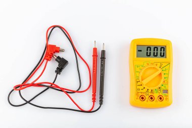  Beyaz arka plandaki direnci kontrol etmek için dijital sarı multimetre izole edildi. Kablolarla voltaj, akım ve direnç ölçümü için çokölçer.