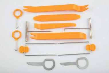 Otomobil ön paneli ve bant çıkarma aparatı 12 parça ayarlandı. Beyaz bir arkaplanda izole edilmiş.