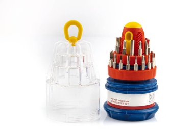 Cep hassas tornavida seti. İzole edilmiş beyaz arkaplan ile kolayca değiştirilebilen 31 set tornavida.