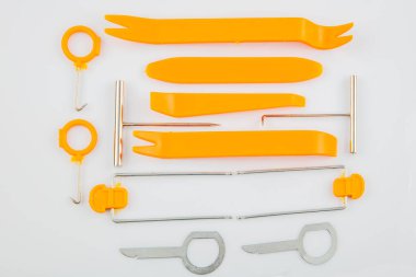 Otomobil ön paneli ve bant çıkarma aparatı 12 parça ayarlandı. Beyaz bir arkaplanda izole edilmiş.