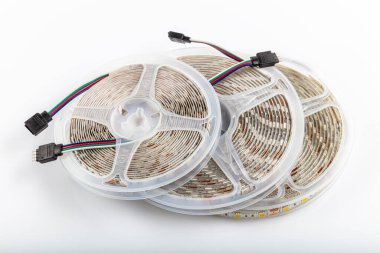 Odayı aydınlatmak için LED bantlı plastik makara. Beyaz arka planda ışık bandı..