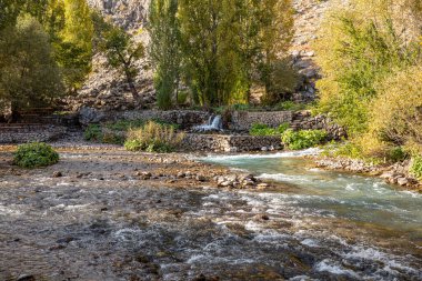 Munzur Dağı ve Ulusal Park. Tunceli, Ovacik 'teki Munzur Nehri. Türkçe adı: Munzur Gozeleri.