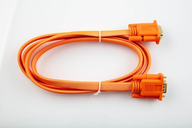 Bağlantı monitörü için VGA kablosu ve bilgisayar için anakara. VGA teknik pc girdi kablo bağlantısı beyaz arkaplanda izole edildi.