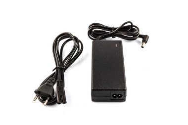 Not defteri güç AC / DC adaptörü. Laptop şarj güç adaptörü beyaz arkaplanda izole edildi.