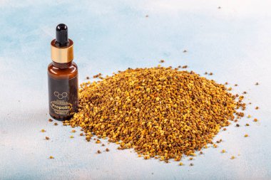 Orijinal propolis. Kurumuş ya da çiğ propolis. Propolis arı yapıştırıcısı Doğal tıp.
