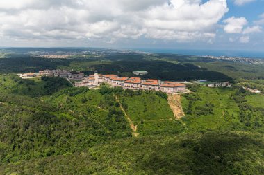 Helikopterden Koç Üniversitesi 'nin görüntüsü. Koç Üniversitesi, Rumeli feneri Kampüsü Sariyer, İstanbul, Türkiye.
