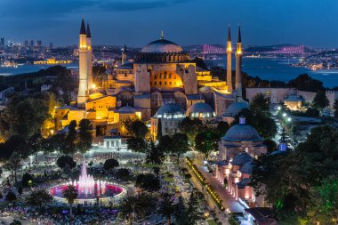 Akşamları Ayasofya 'nın uzun pozu. Ramazan ayında oruç tutan ve iftar yapan Müslümanlar. Ayasofya, İstanbul, Türkiye 'de Doğu Roma İmparatorluğu tarafından inşa edilen en büyük kilisedir..