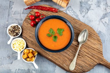 Kızarmış ekmek ve taze maydanozlu domates çorbası.