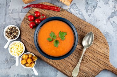 Kızarmış ekmek ve taze maydanozlu domates çorbası.