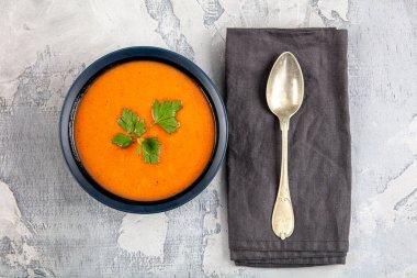 Kızarmış ekmek ve taze maydanozlu domates çorbası.