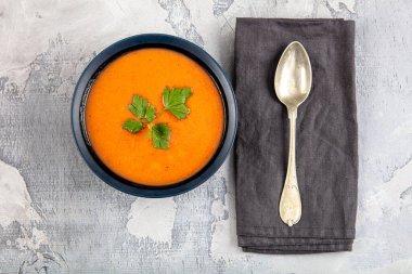 Kızarmış ekmek ve taze maydanozlu domates çorbası.