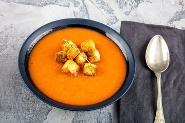 Kızarmış ekmek ve taze maydanozlu domates çorbası.