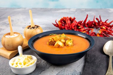 Kızarmış ekmek ve taze maydanozlu domates çorbası.