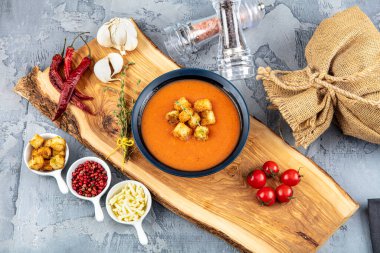 Kızarmış ekmek ve taze maydanozlu domates çorbası.