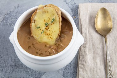 Ünlü Fransız yemeği, Fransız soğan çorbası. Şarap ve otla pişirilmiş karamelli soğan, kızarmış ekmek ve peynirle kaplanmış ve ızgaranın altında pişmiş..