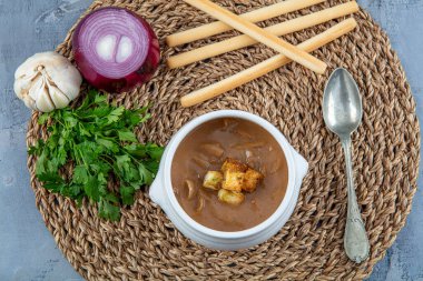 Ünlü Fransız yemeği, Fransız soğan çorbası. Şarap ve otla pişirilmiş karamelli soğan, kızarmış ekmek ve peynirle kaplanmış ve ızgaranın altında pişmiş..