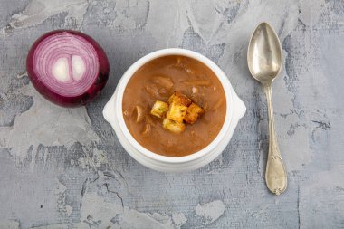 Ünlü Fransız yemeği, Fransız soğan çorbası. Şarap ve otla pişirilmiş karamelli soğan, kızarmış ekmek ve peynirle kaplanmış ve ızgaranın altında pişmiş..