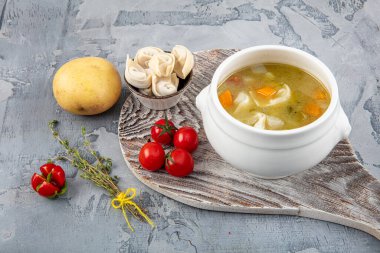 Sebze çorbası, İtalyan sebze çorbası ve gri arka planda Türk mantısı servis ediliyor..