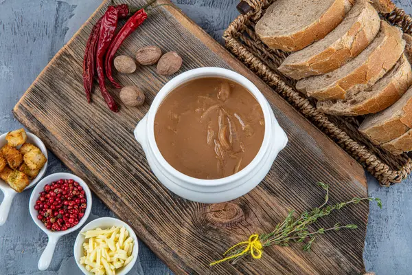 Beroemd Frans Gerecht Franse Uiensoep Gekarameliseerde Uien Gekookt Bouillon Met — Stockfoto