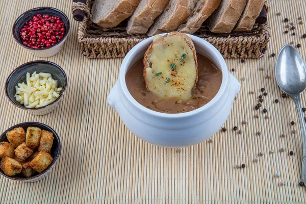 Beroemd Frans Gerecht Franse Uiensoep Gekarameliseerde Uien Gekookt Bouillon Met — Stockfoto