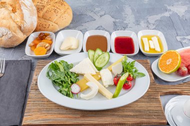 Türk usulü kahvaltı; Geleneksel Türk kahvaltı tabağı masada, üst manzara. Parlak bir sabahta sağlıklı Türk kahvaltısı.