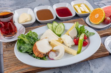 Türk usulü kahvaltı; Geleneksel Türk kahvaltı tabağı masada, üst manzara. Parlak bir sabahta sağlıklı Türk kahvaltısı.