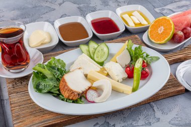 Türk usulü kahvaltı; Geleneksel Türk kahvaltı tabağı masada, üst manzara. Parlak bir sabahta sağlıklı Türk kahvaltısı.