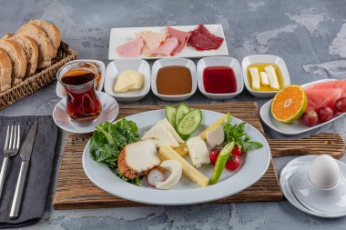 Türk usulü kahvaltı; Geleneksel Türk kahvaltı tabağı masada, üst manzara. Parlak bir sabahta sağlıklı Türk kahvaltısı.