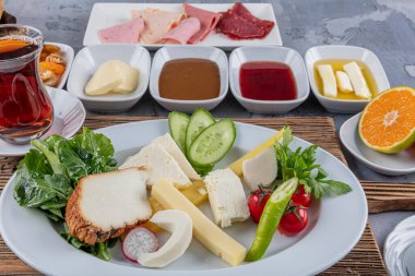 Türk usulü kahvaltı; Geleneksel Türk kahvaltı tabağı masada, üst manzara. Parlak bir sabahta sağlıklı Türk kahvaltısı.