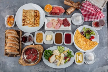 Geleneksel Türk Kahvaltı Masası (Serpme Kahvalti). Türk usulü kahvaltı.