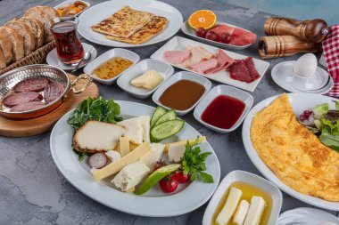 Geleneksel Türk Kahvaltı Masası (Serpme Kahvalti). Türk usulü kahvaltı.